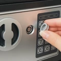 Domácí trezor s elektronickým číselným zámkem, upevňovacími šrouby a dvěma klíči