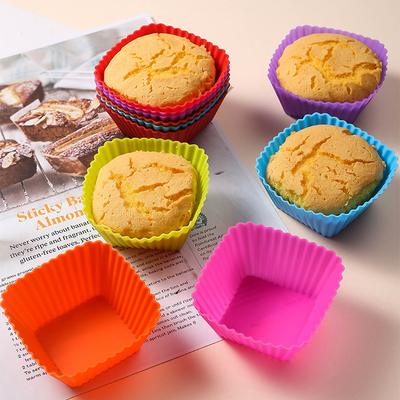 12dílná barevná silikonová forma na muffiny - čtvercová