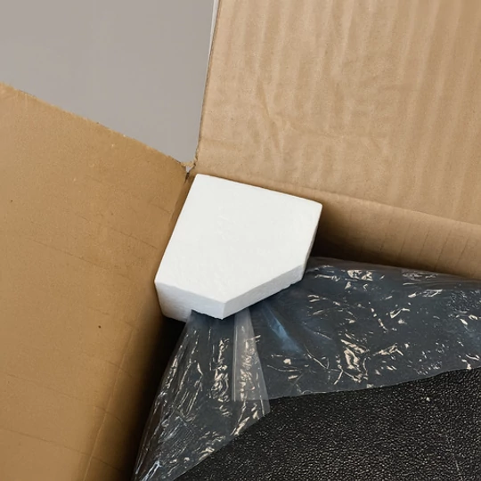 Domácí trezor s elektronickým číselným zámkem, upevňovacími šrouby a dvěma klíči